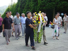 木渎二中、三中党员向井冈山革命先烈敬献花篮