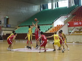 我校学生参加苏州市中学生篮球赛