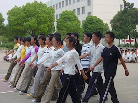 学生参加军训