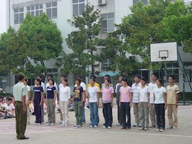 学生参加军训