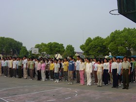 学生参加军训