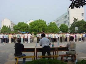 学生参加军训