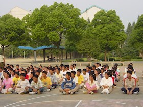 学生参加军训