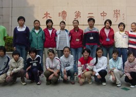 2004年秋季田径运动会破校纪录学生合影