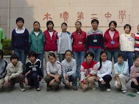 2004年秋季田径运动会破校纪录学生合影