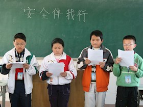 2009级初一（3 ）“安全伴我行”主题班会