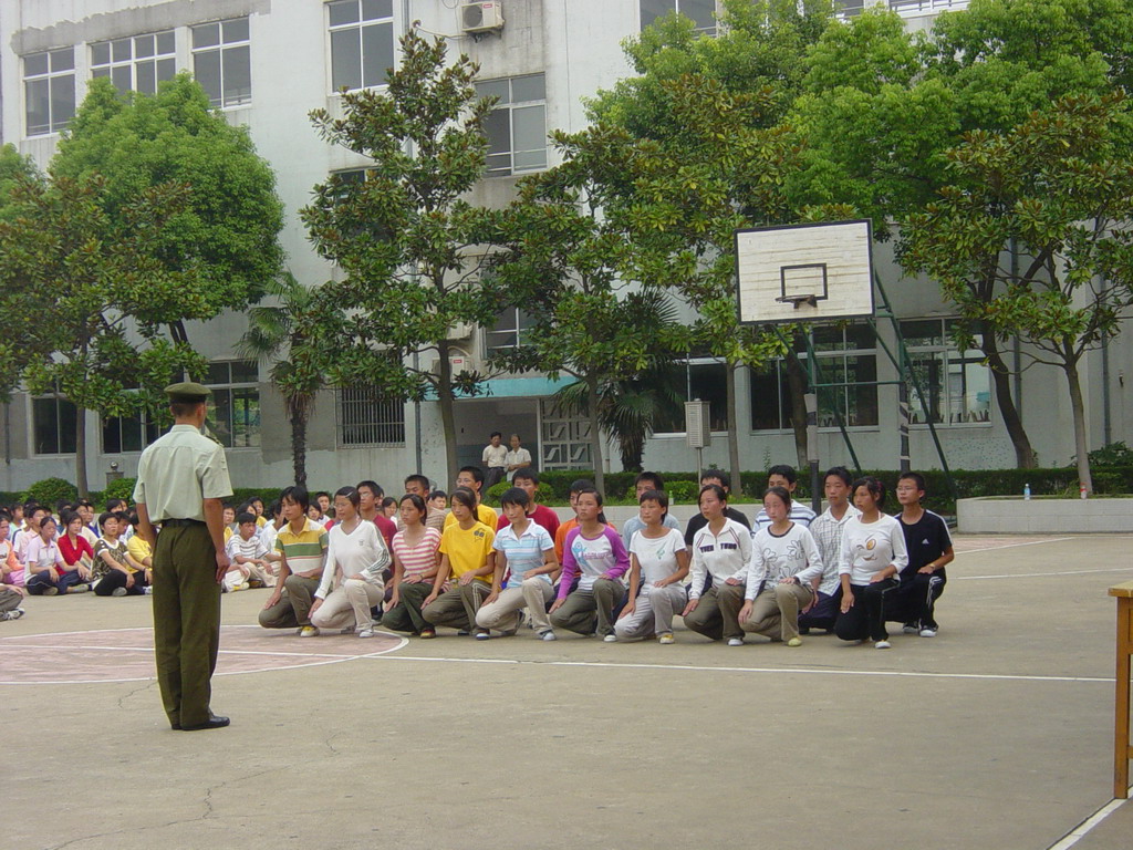 学生参加军训