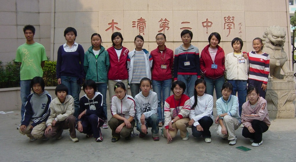 2004年秋季田径运动会破校纪录学生合影