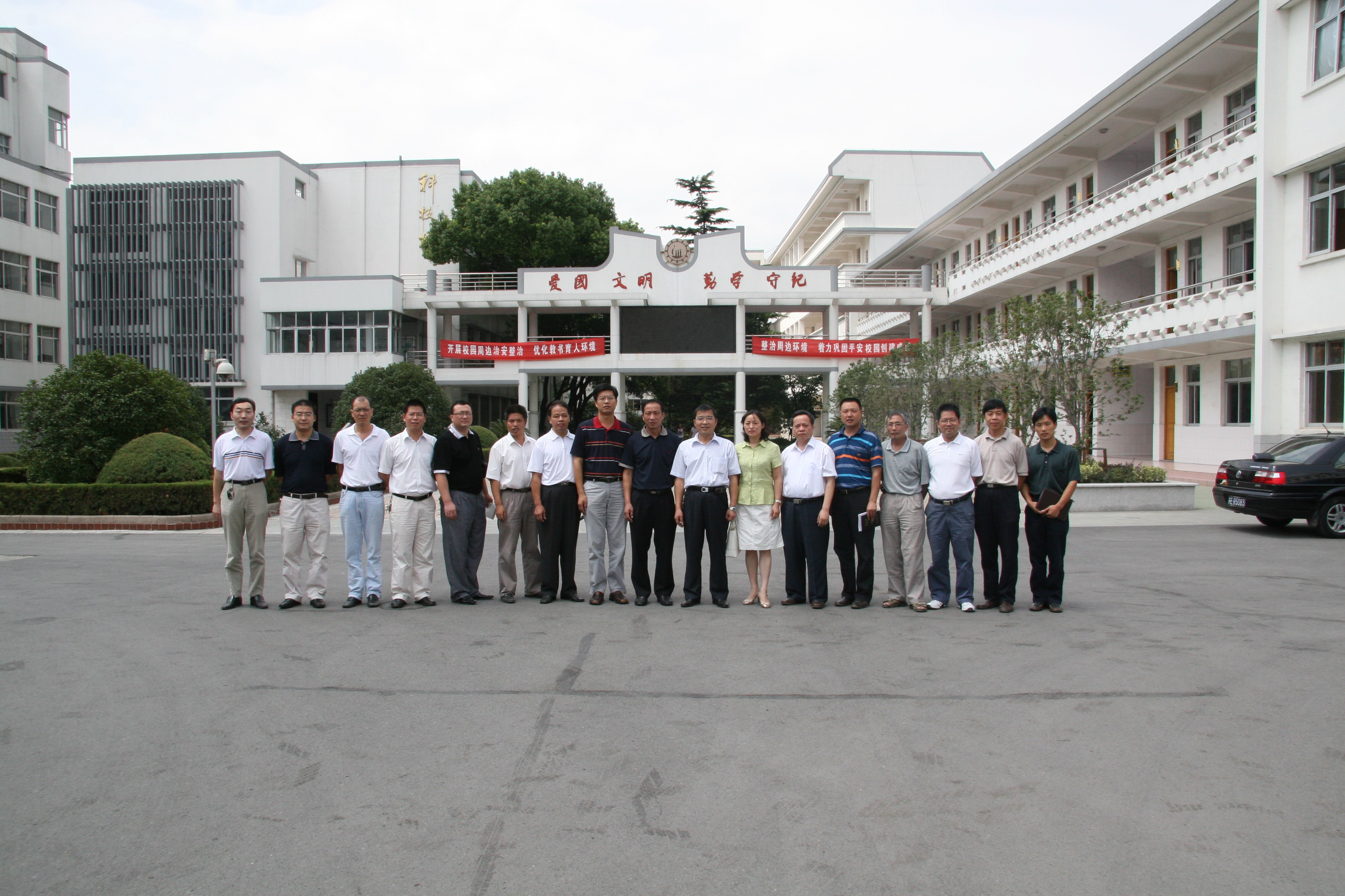 区教育局领导,镇领导与学校行政班子合影